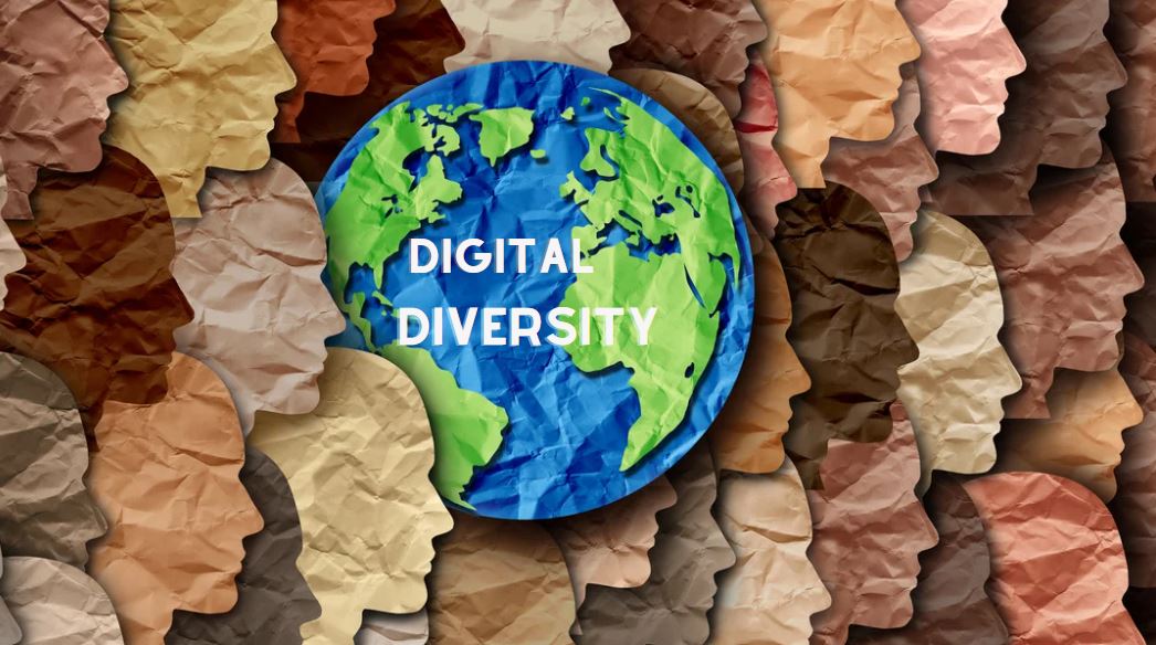 Eine stilisierte Erdkugel mit der Aufschrift 'DIGITAL DIVERSITY' im Zentrum, umgeben von zahlreichen Profilen menschlicher Gesichter in verschiedenen Hautfarben - symbolisiert globale Vielfalt und Inklusion im digitalen Raum.