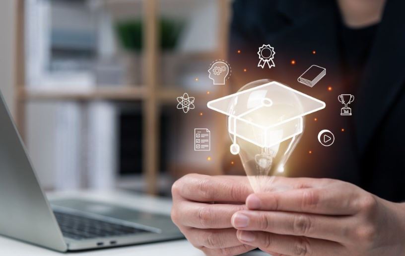 Aufgeschlagenes Buch mit fächerförmig aufgeblätterten Seiten in warmem Licht vor dunklem Hintergrund - symbolisiert Wissenserweiterung, kontinuierliches Lernen und die Vielfalt der Angebote in Fortbildungen und Workshops.