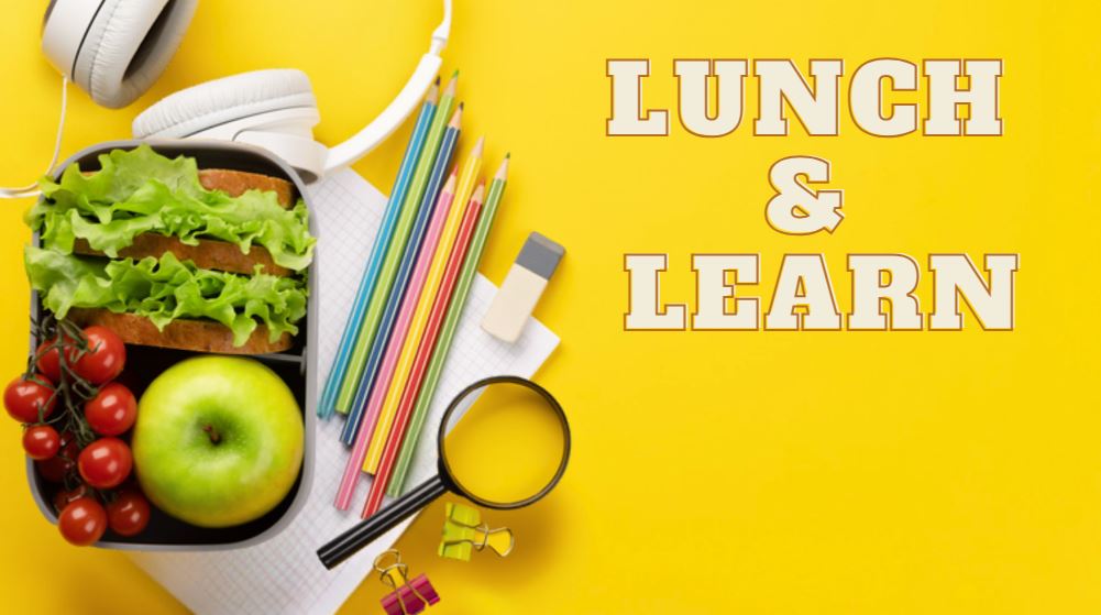 Leuchtend gelber Hintergrund mit der Aufschrift 'LUNCH & LEARN', daneben eine Lunchbox mit frischem Salat, Tomaten und Apfel, sowie Kopfhörer, bunte Stifte und Lupe - symbolisiert kombiniertes Lernen und Essen in entspannter Atmosphäre.