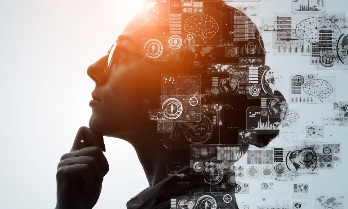 Silhouette eines Kopfes im Profil, überlagert mit digitalen Daten, Diagrammen und Gehirnvisualisierungen - symbolisiert die Schnittstelle zwischen menschlichem Denken und künstlicher Intelligenz im Kontext der Betreuung von Abschlussarbeiten.