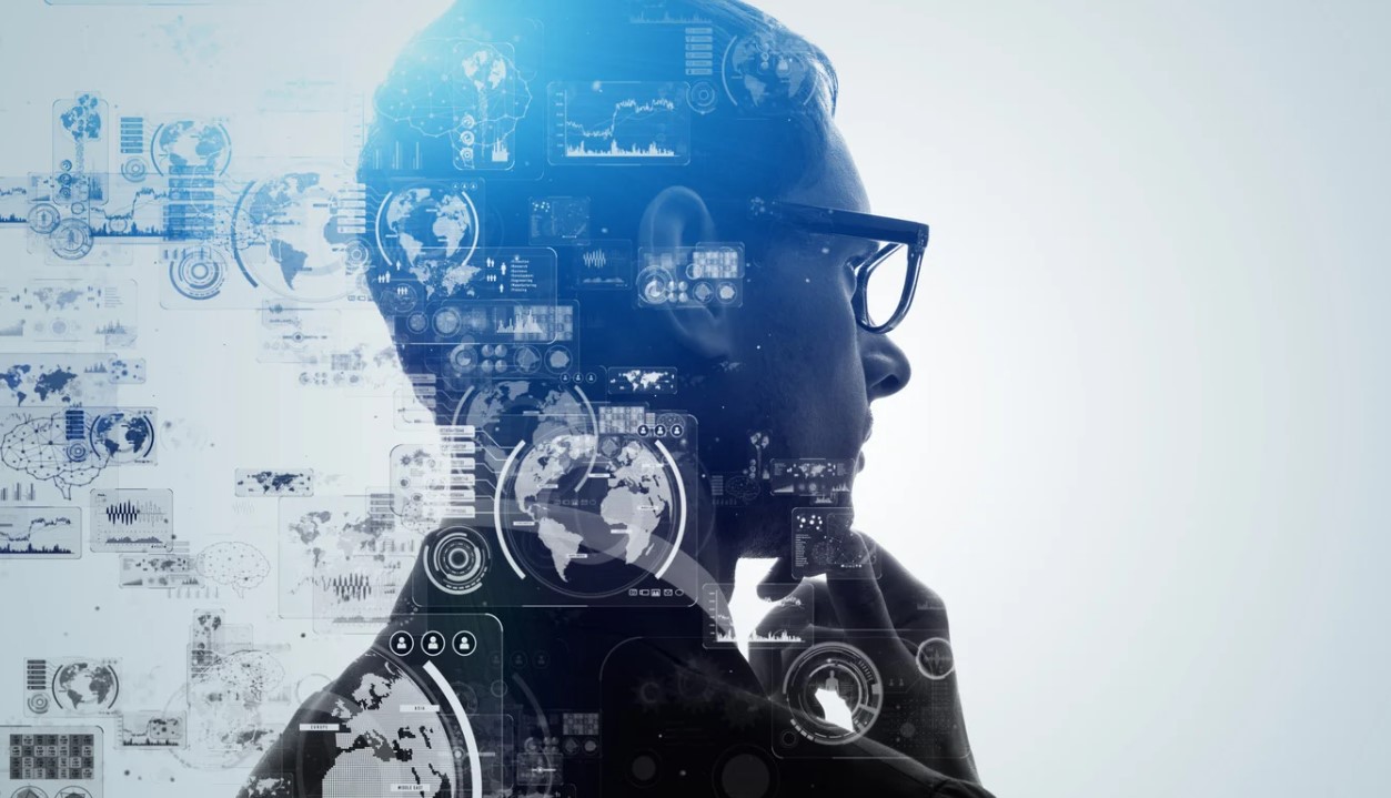 Profil einer Person mit Brille, überlagert mit digitalen Daten, Weltkarten, Diagrammen und Analysetools in Blautönen - symbolisiert die Herausforderung der objektiven Bewertung von Abschlussarbeiten im Zeitalter künstlicher Intelligenz.