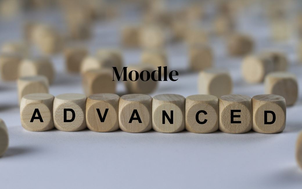 Holzwürfel mit Buchstaben, die das Wort 'ADVANCED' bilden, darüber schwebt der Text 'Moodle' - symbolisiert fortgeschrittene Funktionen und Anwendungen der Lernplattform Moodle für die Hochschullehre.