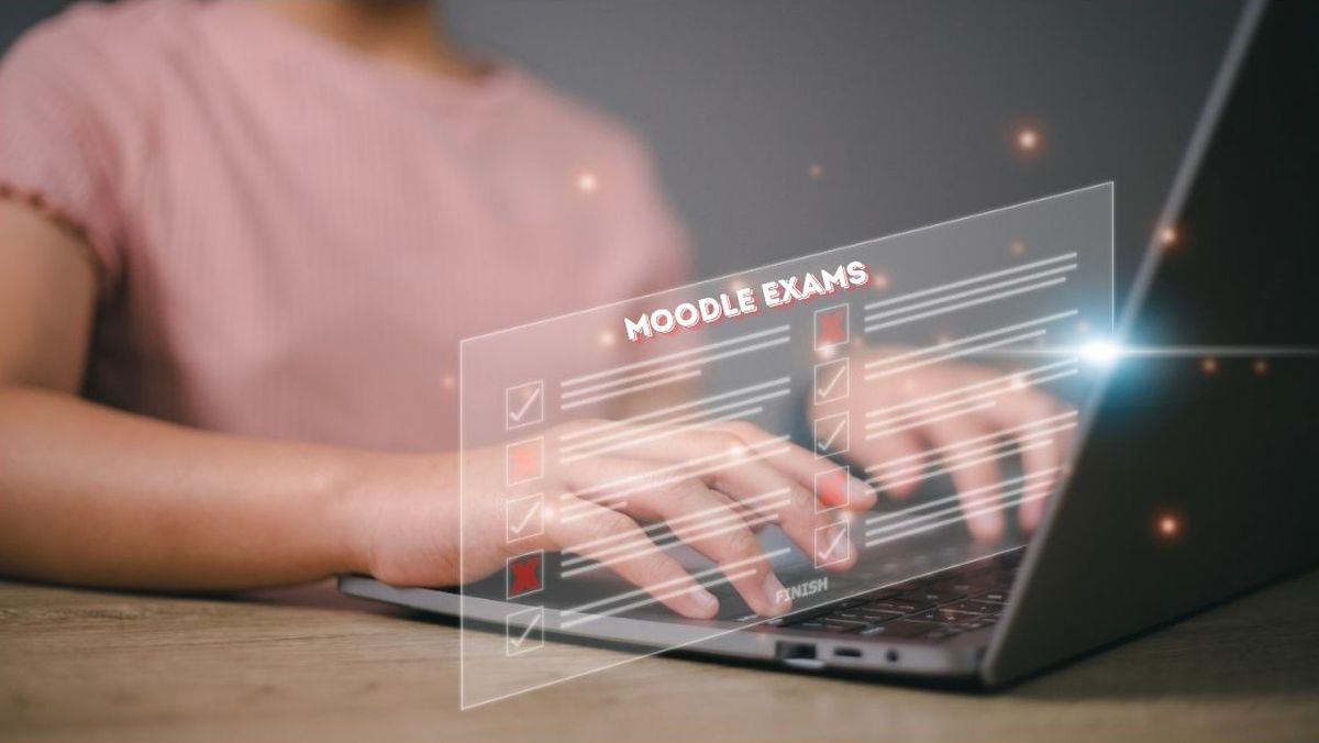 Hände tippen auf einem Laptop mit einer eingeblendeten transparenten Oberfläche mit der Aufschrift 'MOODLE EXAMS' und verschiedenen Ankreuzfeldern - symbolisiert digitale Prüfungen und Leistungsfeststellung über die Lernplattform Moodle.