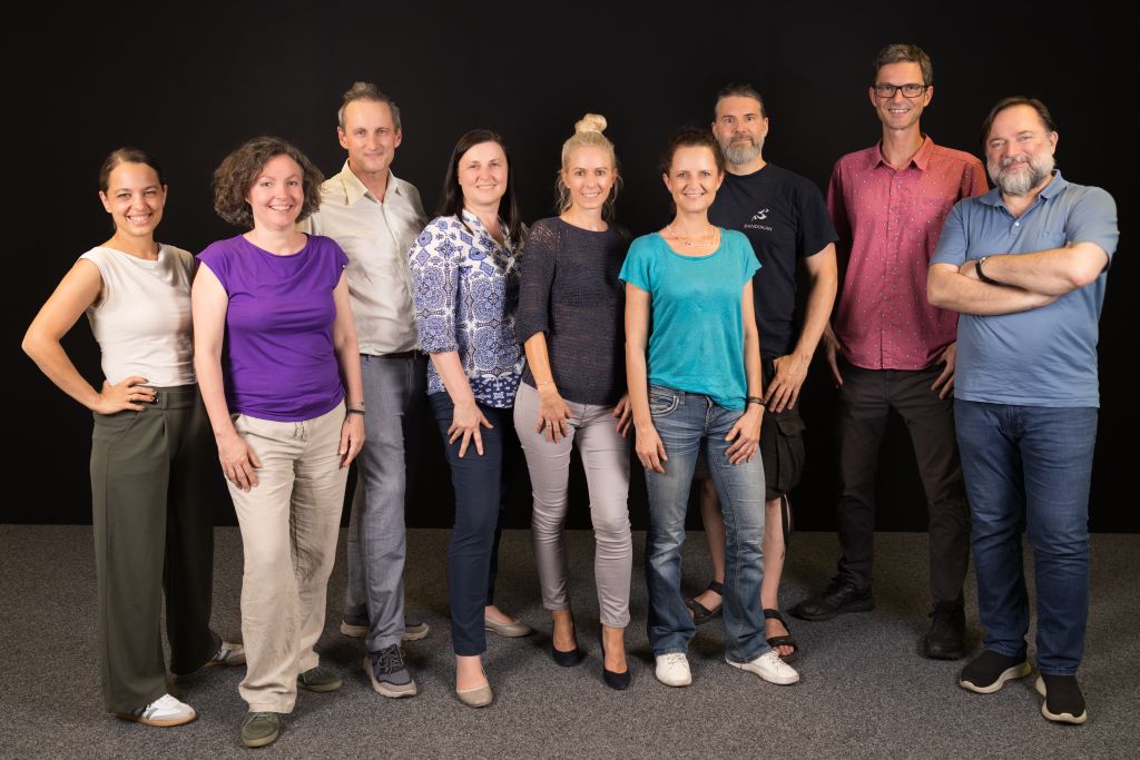 Gruppenfoto der Teammitgliedern der Abteilung Learning, Innovation and Technology. Personen von links nach rechts: Carolin, Rossmann, Anastasia Sfiri, Johannes Schneider, Irmgard Schinnerl-Beikircher, Linda Michelitsch, Birgit Phillips, Erich Wappis, Philipp Schmid, Martin Gutzelnig. Nicht am Bild: Wolfgang Schrattner