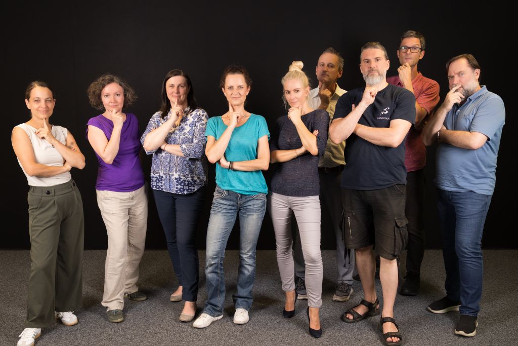 Gruppenfoto der Teammitgliedern der Abteilung Learning, Innovation and Technology. Personen von links nach rechts: Carolin, Rossmann, Anastasia Sfiri, Irmgard Schinnerl-Beikircher, Birgit Phillips, Linda Michelitsch, Johannes Schneider, Erich Wappis, Philipp Schmid, Martin Gutzelnig. Nicht am Bild: Wolfgang Schrattner