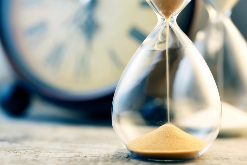 Seite befindet sich im Aufbau anduhr mit rieselndem Sand vor unscharfem Hintergrund - symbolisiert den fortschreitenden Aufbau der Website-Inhalte.