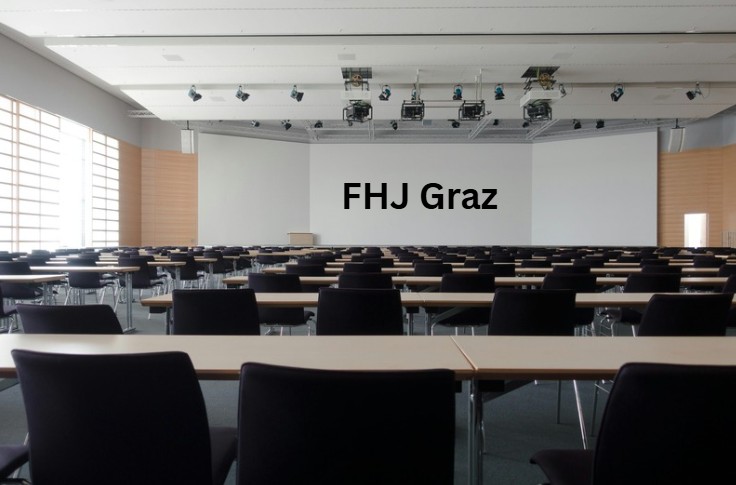 Moderner Hörsaal mit Reihen schwarzer Stühle und Tischen, Beamer an der Decke und technischer Ausstattung - zeigt die technische Infrastruktur und mediale Ausstattung zeitgemäßer Lehrräume.