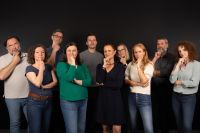 Das Team der Abteilung "Learning, Innovation and Technology" in Denkerpose. Von rechts nach links: Claudia Glößl, Erich Wappis, Linda Michelitsch, Maria Lechthaler, Birgit Phillips, Thomas Kautz, Irmgard Schinnerl-Beikircher, Philipp Schmid, Anastasia Sfiri, Martin Gutzelnig. Es fehlt Wolfgang Schrattner am Bild.