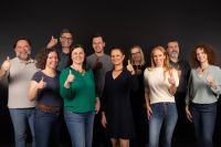 Das Team der Abteilung "Learning, Innovation and Technology" - alle mit Daumen hoch. Von rechts nach links: Claudia Glößl, Erich Wappis, Linda Michelitsch, Maria Lechthaler, Birgit Phillips, Thomas Kautz, Irmgard Schinnerl-Beikircher, Philipp Schmid, Anastasia Sfiri, Martin Gutzelnig. Es fehlt Wolfgang Schrattner am Bild.
